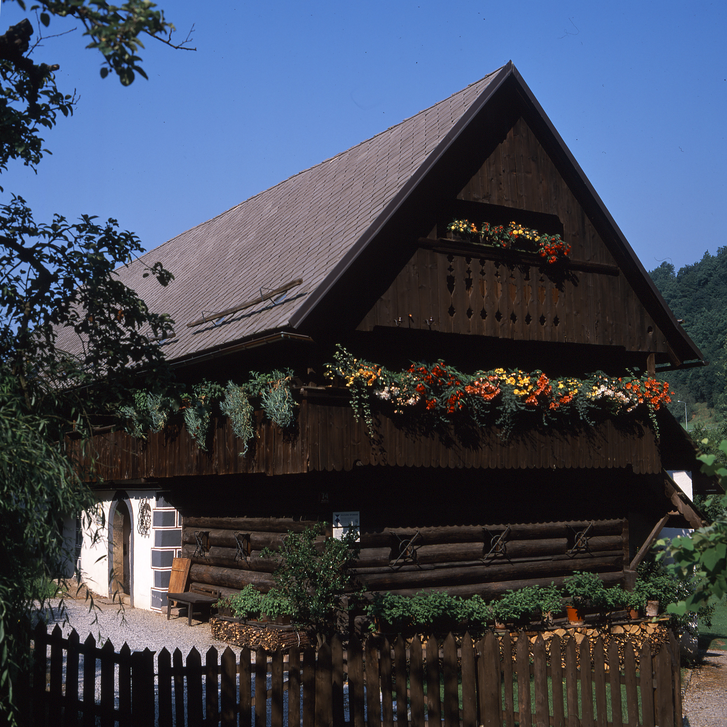 Nacetova hiša – zunanjost (glavna)